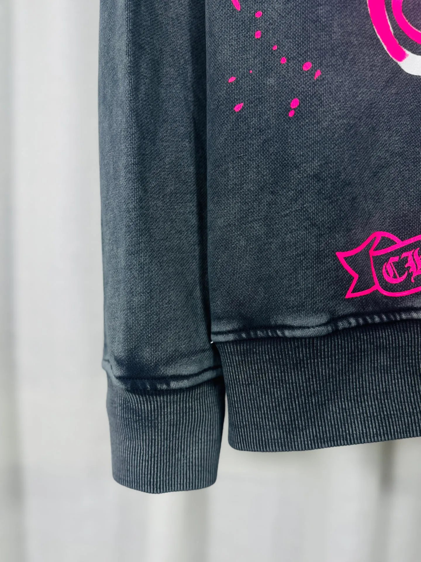 P270 top version, real shot without P, ​​different from market currency) 𝗖𝗵𝗿𝗼𝗺𝗲 𝗛𝗲𝗮𝗿𝘁𝘀/Croxin 2025 3D three-dimensional autumn and winter new original single counter American laser burnt 3D offset printing couple casual sweatshirt 👑The highest version! Customized fabric 430g tripe terry fabric! American pickling and distressing, fried snowflakes, 3D offset printing, best-selling model at the counter, very comfortable to wear. Accessories: original molded and authenticated collar label➕100% silk wash water label. Genuine purchase-grade original hangtag➕matching hanging rope➕3D hanging beads➕original packaging bag. Craftsmanship: The original version has consistent wiring! The highest version of the armhole matching technique! Color: Gray Black Size: S M L XL Style No.: 9317